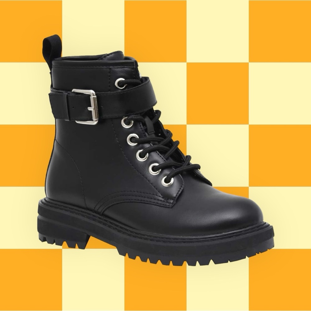 Women’s lace up boot. 🥾